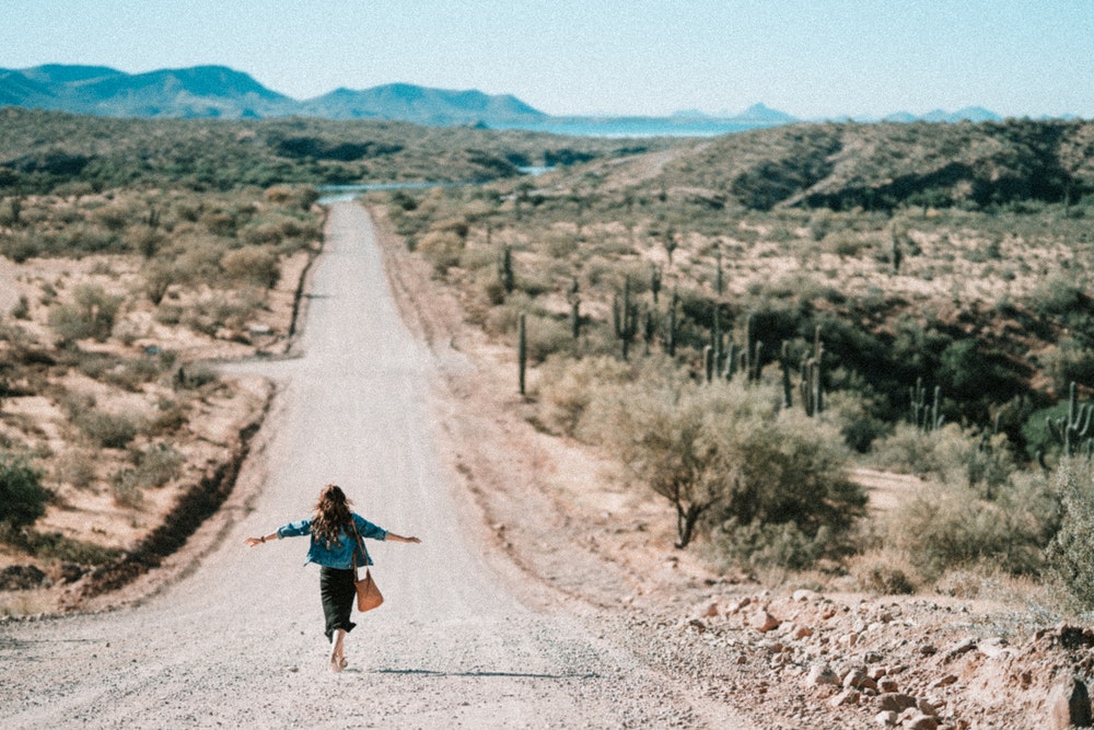 Jeune femme qui a trouvé sa voie professionnelle et le chemin du bonheur au travail